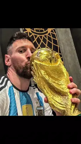 Essa é a Selfie que entra para a história! Messi finalmente publica a tão esperada foto com a taça da Copa em mãos. Deixei aqui seus parabéns ou recado 👇👇👇👇