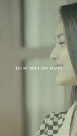 versi MV , belajarlah menjaga seorang pasangan , sayangin ye , cintai , perhatikan , de cuma anggone pelampiasan emosi , yen be ye ilang mare nyesel . INGAT wanita selalu menyimpak kesedihannya dibalik senyumannya #liriklagubali #lagubali #liriklagu #harmonia #ikhlas #bali #lagubaliviral 