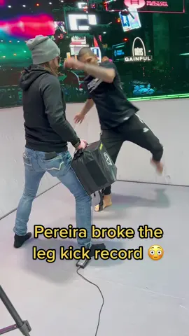 #alexpereira #ufcfighter #legkick #sportstiktok (via Karate Combat) 