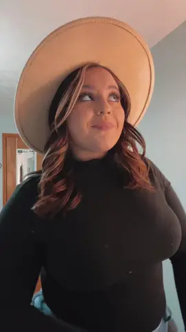 Ain’t @laineywilsonmusic  but if the bell bottoms fit wear em’ 💋 #laineywilson #weakend #marlboro #westernfashion #western #dumptruck 