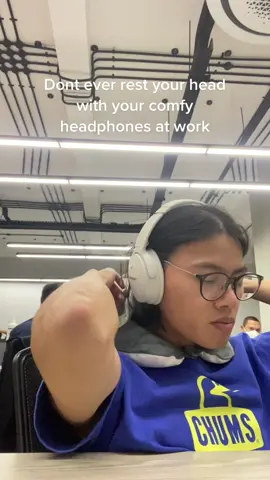 Suasana kantor yang dingin, bantal kepala yang empuk, dan Bose QuietComfort 45 Headphones yang nyaman menjadi kombinasi yang berbahaya saat kerja #Bose #BoseIndonesia #QC45 #Headphones
