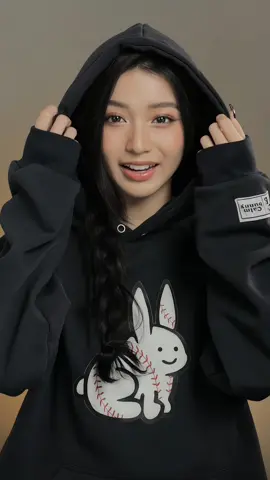 Chắc tui là người cuối cùng khép lại cái trend này rồi:)) Cảm ơn team anh @Tuấn Ngọc Võ đã làm cho em những tạo hình siêu troáy ❤️‍🔥 IB: @Quỳnh Thi #madeyoulook #GiangSinh2022 #fyp #baukrysie 