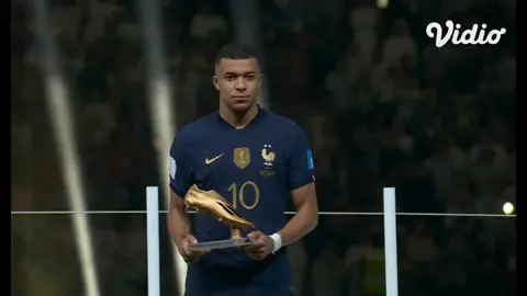 Pegang penghargaan dengan rasa sedih itu feel nya beda.  #fypシ #tiktok #fypage #fyp #fifaworldcup #pestabola2022 #worldcupqatar2022 #mbappe 