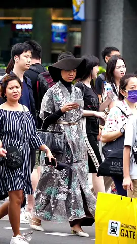 Spotted in Orchard Road #fashion #fashiontiktok #StreetFashion #StreetStyle #streetfashion2022 #streetfashionstyle #streetfashionmen #streetfashionwomen #streetwear #orchardroad #orchardroadsingapore #streetrunway #Runway #runwaywalk #style #clothes #fyp  #ThatNewLookFeeling 