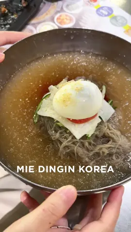 Mie Dingin Korea aka Mul Naengmyeon kalo versi gk berkuah namanya Bibim Naengmyeon. Mie-nya terbuat dari buckwheat, kenyal, kuahnya asam segar kalo menurut aku seperti makan asinan gitu ciwi2 sii bakal suka deh #mulnaengmyeon #naengmyeon #koreancoldnoodlesoup #koreancoldnoodles #miedingin #coldnoodles #magal #koreanbbq #masakankorea #makanankorea #foodies #serpongfood #kulinerserpong #kulinerjakarta #jakartafood #heytheresia 