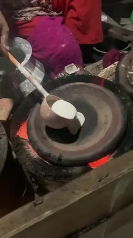 একটা রেললাইনের ধারে শীতের দিনে মাটির চুলার চিতই পিঠা খাওয়ার অনুভূতিটাই অন্যরকম ।#foryou #foryoupage #fypシ #whereatjobayda 