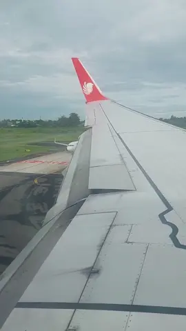 Landing Soft Di Makassar #alphatrip #lionair #lionairgroup #landing #makassar #airport #airforce #bandara #bandarasultanhasanuddinmksssr #pramugari #pramugariindonesia #awakcabin #fyp #fypシ #fypage #indonesia #takeoff #aircraft #plane