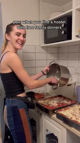 Did you know that we have free family dinners in our hostels?😉  #hostellife #socialhostel #solotravel #travel #backpacking #hostelone #onefam #onefamhostels #familydinners 