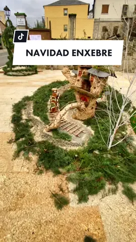 📌 A Veiga (Ourense)    Un pueblo con un decorado navideño muy especial, elaborado por los propios vecinos con madera y otros productos de la zona. Un Nadal Enxebre que decora la localidad con figuras que tienen una característica en común: el empleo de la madera en su elaboración. Los motivos son variados, y van desde los propios de las fechas navideñas, como el belén montado en el entorno de la Casa Consistorial, hasta la reproducción de costumbres locales, como la de la matanza recreada con tallas articuladas o la de un pastor con sus ovejas. La ilusión de sus habitantes por hacer una navidad diferente y que a nosotros nos encantó. ¡No os lo podéis perder! #galicia #gallegos #galidrone #galiciacalidade #turismodegalicia #aveiga #navidadenxebre  #penatrevinca