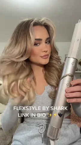 In my opinion just as good as the airwrap and its cheaper 😜✨#shark #flexstyle #airwrap #curlinghair #blowout 