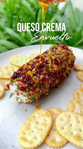 Queso crema envuelto en pistachos y cranberries #cheeselog #creamcheese #creamcheeselover #quesocrema #pistachos #arandanos 