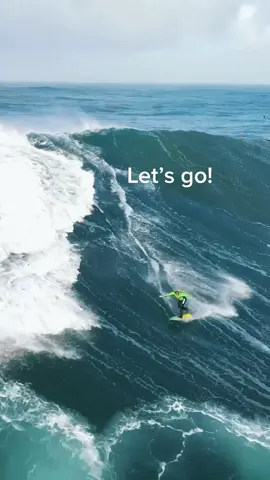 How many jetskis do you count? 🤔 safety it’s never enough when comes to big waves 🙌🏼  #bigwaves #towin #bigwavesurfing #skimboarding 