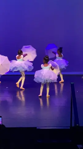 This made me soooo sad, I cried a lil bit. My baby umbrella was stuck and she was soooo upset. Had my baby f’d up. #dance #ballet #dancerecital #daughter #blackballerinas🤎 #blackballerina #melanin #prettygirl #babygirl #christmas #christmas2022🎄🎅🎁🎀 #Love 