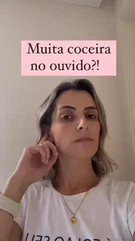 Seus ouvidos coçam muito? Chegam a formar umas casquinhas, tipo caspa?!  Isso se chama Otite Eczematosa. Geralmente tem origem em algum processo alérgico da pele do ouvido e tem tratamento! Dica: nunca introduza objetos dentro do seu ouvido para coçar, nem mesmo cotonetes! Isso pode piorar a alergia, causar alguma infecção e até perfurar o seu tímpano! Procure um otorrino para te ajudar com essa situação incômoda e muitas vezes constrangedora 😬 🙋🏼‍♀️  Tem dúvidas? Deixa um comentário! E não esqueça de compartilhar esse conteúdo com os amigos… #otite #otiteexterna #otiteesterna #descamacao #descamacaodapele #descamaçãodapele #otorrinolaringologia #ouvido #orelha #problemasdeouvido 