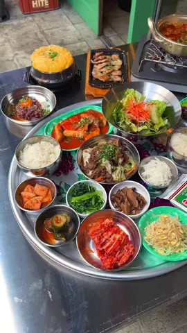 お盆のおかず13品とチゲが全ておかわり自由な韓国料理ランチ🥘 メインはサムギョプサルや炙りユッケなどを自由に組み合わせられる！ 📍恵比寿「モナミ食堂」 #恵比寿グルメ #モナミ食堂 #tiktokfood