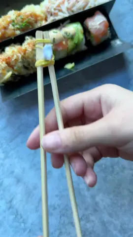 اسهل طريقة لاستخدام اعواد الطعام #الشعب_الصيني_ماله_حل😂😂 #viral #fypシ #sushi #chopsticks 