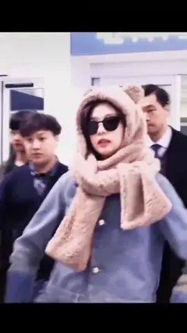 idol Jennie cũng đội mũ gấu kèm khăn nè hot lun đó #tet2023 #xuhuong #jennie 
