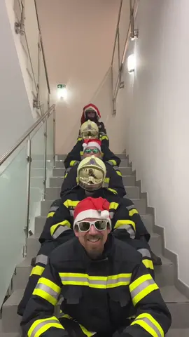 Seid ihr auch schon in Weihnachtsstimmung?🚒🎄 #foryou #foryoupage #fy #fürdich #firefighter #feuerwehr 
