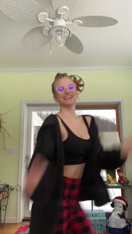 5 more days until Christmas! #dance #hiphop #dancer #tiktokdance #trendingtiktokdance #trending #getsturdy2022🅿️ #christmasbreak #snowday #firstpost #christmasdance #getsturdy #christmas2022 #christmas #arianagrande #sturdy #dancetrend #snow #dancers #dancersoftiktok #santatellme #santatellmearianagrande #santatellmedance #christmadpajamas 