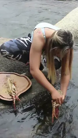 Link no Perfil ⬆️ Já se INSCREVE lá para não perder e acompanhar todos os vídeos 😊 Brazilian Adventure 🗡️🥗🏕️ . #cooking #lobster #asmrfood #foodporn #bushcraft #cookingadventures #girl #Hiking #brazilianadventure #camping #solocamping #braziliangirl  #cookingoutdoors #campinglife #outdoorslife #lagosta #churrasco 