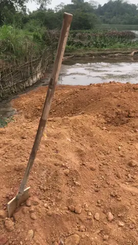 Nhận khoán 25tr cả san đổ bằng bờ gạch có lỗ quá ko các bác🤔🤣##sanlapmatbang #xeben