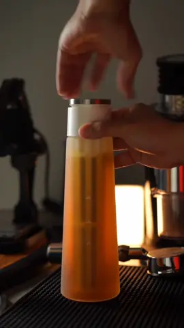 Pha cà phê lạnh bằng chai ngâm Cold Brew Timemore 🤎📸☕️ | iCup.vn - Jiatawee | #coldbrewcoffee #coldbrew #phacaphe #colddripcoffee #timemorecoffee #espresso #coffeetiktok #icupvn 