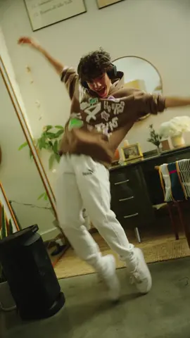 Dancing my way into the holiday season with my @SonyElectronics  WH1000XM5 headphones & XG300 speaker! Sony’s Christmas sales will have you dancing too:) #SonyHeadphones #SonySpeaker #Ad