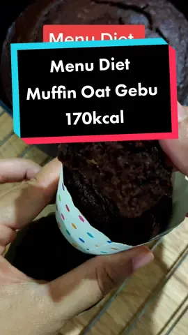 Muffin diet gebus gebas 170kcal je. ✅ 1 cup +3/8 cup rolled oat ✅ 1 1/2 baking powder ✅ 3/4 baking soda ✅ 1/4 garam ✅ 2 tbsp pemanis rendah kalori (guna pemanis Sweet Lab, check out beg kuning) ✅ 3/8 cup cocoa powder ✅ 3 bj telur ✅ 3/8 cup minyak masak ✅ 3 bj pisang berangan Muffin diet boleh makan untuk breakfast, buat snacking. Yang penting tengok kalori intake seharian ya. Diet makan sedap baru boleh enjoy. Kalau aim nak kurus dan maintain kurus, kena enjoy your diet okay. #menudietsimple #menudiet #kurus #nakkurus #menusihat #jomkurus #menusihat #kopi #kopidiet #kopinogula #muffinoat #rendahkalori 