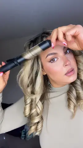 You asked, @minniefrr has delivered 💌 Here is her slowed down Step by step curl tutorial of how I create long lasting curls using the @ghdhair curve classic tong❤️ #ghd #besthaircurler #haircurltutorial #ghdcurlers #curlyhairtutorial