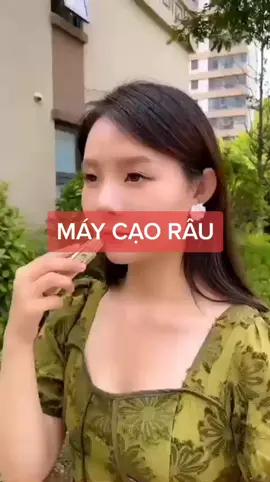 MÁY CẠO RÂU BOLI RSCW - A1 KIỂU DÁNG IPHONE ------------------------------------------------- 🔹 Mô tả sản phẩm: - Máy cao râu BOLI với thiết kế màng lưới kim loại giúp cạo nhanh vào sạch triệt để râu dễ dàng - Bề mặt lưỡi dao không tiếp xúc trực tiếp với da, vì vậy giữ được sự an toàn tuyệt đối và không làm xước hay tổn thương da - Nút khởi động nằm ngay trên tay cầm cho phép bạn dễ dàng thao tác sử dụng - Phần thần máy được thiết kế thêm chiếc gương nhỏ tiện dụng quan sát - Máy được trang bị lưỡi dao cạo với kích thước 1.2cm giúp cạo sạch hơn, nhanh hơn ngay cả đối với những bộ râu quai nón rậm rạp - Sản phẩm sử dụng pin khô sạc lại, sau khi sạc đầy có thể sử dụng liên tục trong 45 phút 🔹 Điện áp sử dụng sạc: 220V 🔹 Kích thước: 10x5.5cm 🔹 Quy cách đóng gói: Hộp gồm 1 máy cạo, 1 lưỡi cạo thay thế, 1 lưới ngăn dao cạo, 1 chổi và dây sạc đi kèm ------------------------------------------------- Lẻ 120k/ Chiếc #maycaorau #maycaoraudanang #maycaoraudanang 