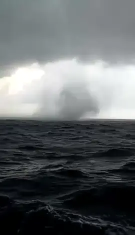 angin dari barat daya memang mengerikan#nelayan #pelaut #pemburuikanlaut🦈 #fypシ 