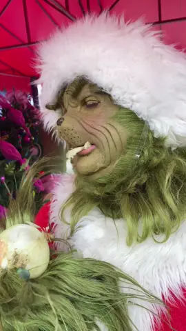 THE FEUD CONTINUES! This is what the Grinch had to say to Mickey! …..Also he eats an onion 🫡  #universalstudioshollywood #disneyland #grinch #mickeymouse #mickey #themepark 