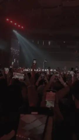 Dewa ga pernah gagal buat orang banyak galau🥺 #dewa #dewa19 #ahmaddhani #akucintakaudandia #artist #concert #fyp 
