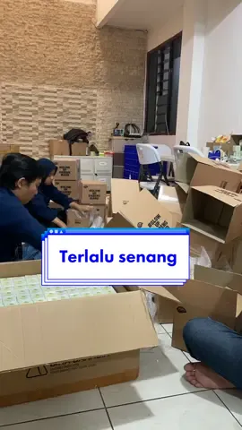 Senang banget nihh tim Packing mako siapin paket para reseller produk best sellernya mako🥹🥰 #skincareroutine #skincare #fyp #packingorders 
