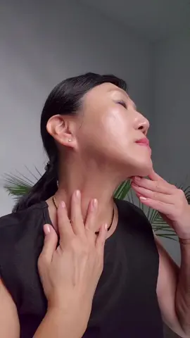 Contouring the face -jawline sculpting.  My name is Sunny and I'm 60. Face contour is disrupted due to muscle tone of your platysma and puffiness along the lower jawline. Do this massage technique to contour your face. Follow me and learn everything about natural anti-aging. #renyoumass #massagebody #facemassage #sculptingmassage #antiagingmassage #faceliftmassage #naturalrejuvenation  #musclesfacemassage #deeptissuefacemassage #facerejuvenation  #facemassagecourse #faceyoga #facefitness #koreanfacials #koreancosmetics