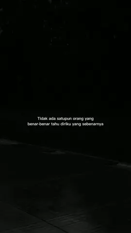 dirumah ,diluar ,didunia Maya aku adalah orang yg berbeda #dark #darkvibes #katakata #introvertsbelike #introvertvibes #fyp 