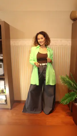 E esse look novo gente💚Nunca usei Verde o que vocês acabaram? A pantalona é aquela clássica que já ensinei no canal, e a camisa tb ja ensinei no grupo do Telegram. Já fiz várias dessas peças e farei mais porque são atemporais✂️✂️ . . . . #daysecosta #costura #costureira #costurando #look #lookdodia #moda #modelista #modelagemplana #designerdemoda #euquefiz #tutorial #youtube 