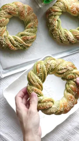~ Matcha Cheese Wreath ~ Follow me on my Instagram @autumn.kitchen for full and more recipes #matchacheesebread #matchawreath #wakatake #sourdoughwreath #sourdoughbread