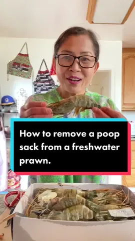 How to remove a poop sack from a freshwater prawn before cooking.#fyp #homecooking #foodhacks 