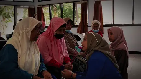 Jum’at 23 Desember 2022 bersama para KOPRI Rayon dan Komisariat PMII UIN Mataram berkunjung ke salah satu panti asuhan lanjut usia yakni Balai Sosial Lanjut Usia Mandalika NTB. Disini ada sekitar 80 lansia, tetapi hanya ada beberapa yang masih kuat untuk beraktifitas, mereka penuh kasih antar satu dengan yang lainnya, bukan hanya sebagai teman melainkan saudara yang memahami satu dengan yang lainnya. Ditempat ini ada yang sudah tinggal beberapa tahun bahkan belasan tahun, ada yang masih di jenguk sang anak untuk sekedar berkunjung dan ada juga yang habis di tinggal anaknya untuk pergi merantau keluar pulau. Entah apa masalah yang di hadapi tetapi sebagai manusiapun kita tidak sepatutnya untuk menjudge sesuatu yang tidak kita ketahui. Berdoa untuk kebahagiaan ibu-ibu dan bapak-bapak yang ada di tempat ini adalah satu dari sekian banyak hal yang bisa kita lakukan untuk mereka. Pelukan hangat yang mereka berikan membuat diri ini terketuk dan terdiam sejenak, merasakan pelukan ibu walau bukan ibu kandungku di hari ibu merupakan hal menakjubkan bagiku. Aku tidak pernah kekurangan kasih sayang seorang ibu sedari kecil, aku selalu mendapatkannya, aku selalu merasakan setiap sentuhan dan pelukannya, bahkan sampai mama sudah di panggil menghadap sang kuasapun aku masih bisa merasakan tiap-tiap kasih yang mama berikan. Bagi ku tidak ada yang bisa menggantikan sosok mama di hidupku, tidak ada tangan yang sekuat dekapan mama ketika aku rasa duniaku sedang runtuh, tidak ada belaian halus yang bisa menguatkanku saat aku terjatuh sakit, ya karena hanya mama yang bisa melakukan itu untukku. Bahkan dari dunia inipun aku yakin, mama selalu mendoakan yang terbaik untukku dari surga Allah, mama pasti selalu meminta agar Allah mewujudkan semua keinginanku di dunia ini dan mama pasti meminta Allah untuk menjagaku di setiap langkah yang aku ambil agar aku tidak tersesat atas apapun itu. Aku yakin dari atas sana mama selalu mendekapku dengan hangat, mama selalu membelaiku dngan kasih, dan mama akan selalu memarahiku ketika aku salah. Aku merindukan sosok mama lebih dri apapun, tetapi aku sadar Allah lbh mencintai mamaku melebihi cintaku pda mama. I love and miss  my mum so much!🥰🫂❤️ 