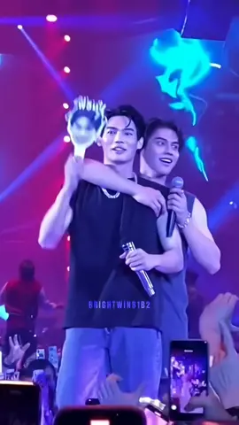 Bright no dejaba de abrazar a Win 🌚😏 #BrightWinConcert #sidebyside #bbrightvc #winmetawin #ไบร์ทวิน #xyzbca #fpyシ #fpy #paratiiiiiiiiiiiiiiiiiiiiiiiiiiiiiii 