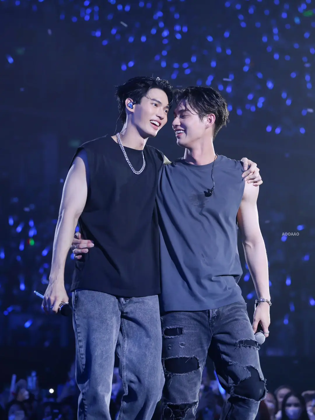 Duh tangannya bai, pas banget di pinggangnya adek 😍 #brightwin #bbrightvc #winmetawin #brightwinconcert #brightwinsidebysideconcert #sidebyside @winmetawin 