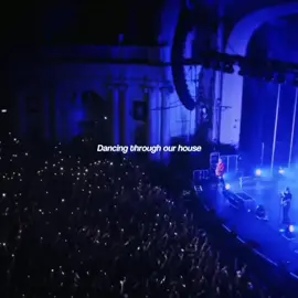 This song hurts much more live | #fyp #foryou #5sos #lukehemmings #michaelclifford #calumhood #ashtonirwin #5secondsofsummer #ghostofyou #youngblood #5sosfam #5soslive #Edit #viral #parati 