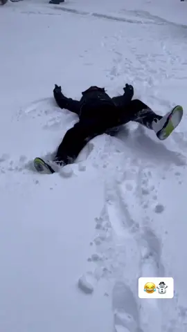 Why Gillie always do Wallo like that though?! 😂⛄️❄️ (via IG @gilliedaking) #snow #christmas #holiday 