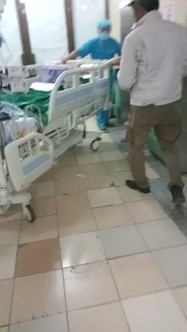 ini mentahan dede kembar satu lagi pake baju biru 🙏 waktu keluar dari operasi menju ruang PICU.. terimakasih teman² yg sudah banyak dorong doa buat kesembuhan dede kembar 🙏 semoga allah balas semua kebaikan temen² 🤲🤲