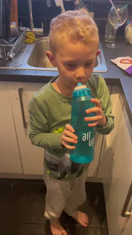 Air up bottle gone wrong 😂 #airup #airuppods #airupbottle #christmas #present 