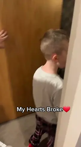 He was crying😭 #brokemyheart #neverasksformuch #sogood #childhoodmemories #childrenoftiktok #doanythingforthatboy #children #myworld🌍 #happychristmas #fyp #foryoupage 