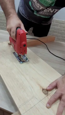 Esse é um projeto autoral que fiz para atender um pedido de um amigo e sua namorada, uma combinação bem interessante de cores e formato! Usei muitas referências de bancos e sapateiras que tenho em minha memória, mas no geral tudo encaixado e pensado especialmente para atender esse pedido !! Espero que goste meu amigo!!! Me conta nos comentários abaixo o que você achou 👍, se gostou deixa aquele like e compartilha 🙏🙏. Nesse projeto usei ferramentas @workerferramentas   Usei produtos @woodwoodglue e @escutaoveio. This is an original project I made to answer a request from a friend and his girlfriend, a very interesting combination of colors and shape!  I used many references of benches and shoe racks that I have in my memory, but in general everything fitted and thought especially to meet this request !! I hope you like it my friend!!!  Tell me in the comments below what you think 👍, if you liked it, leave that like and share 🙏🙏.  In this project I used @workerferramentas tools #sapatosfemininos  #sapateira  #arquiteturadeinteriores  #decoração  #bancodemadeira  #decor  #moveisplanejados