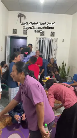 Jadi gini, perayaan Natal seperti kita kalo dikampung tahun baruan.kumpul keluarga ,banyak makanan dan kue.dan sanak saudara berdatangan. 