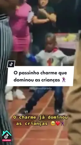 Até as crianças pegaram o balanço desse passinho charme! 🥹❤️🕺🏽 • E VOCÊ, JÁ APRENDEU TAMBÉM? 🌚 • #FelizNatal #bailecharme #passinho #dance #foryou #vibedodia #kids  #FalaGalvao #tiktokemcasa 